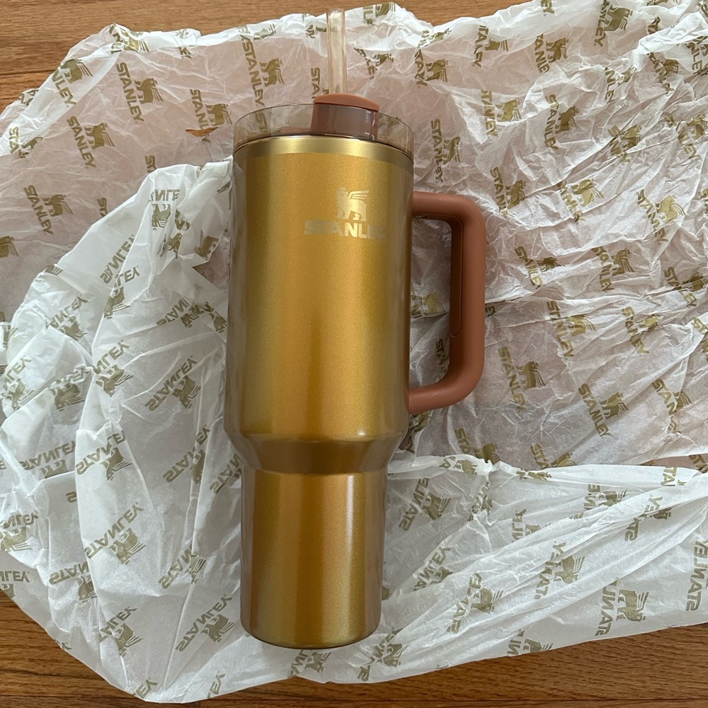 New with box Stanley Quencher in Copper Tinsel 40 oz